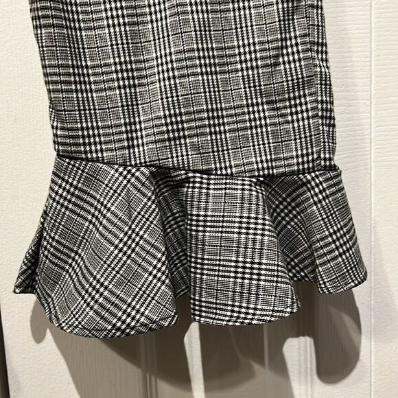 Walter Baker Black/White Houndstooth Plaid Cropped Ruffle Hem Pants Size 8 NWT‎ - Picture 5 of 12